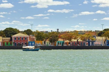 Marinha busca embarcação de pesca desaparecida no litoral da Bahia