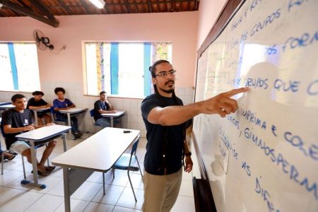 Estado antecipa salário de novembro e 13º para servidores da Educação na Bahia
