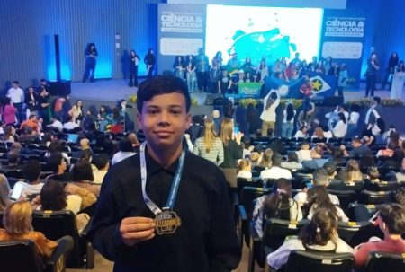 Estudante da rede estadual da Bahia recebe medalha da NASA Estudante da rede estadual da Bahia recebe medalha da NASA
