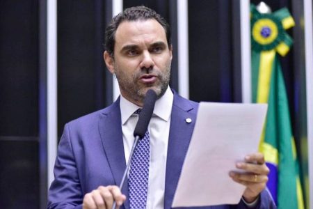 Deputado Adolfo Viana direciona R$ 7 milhões a obras sob suspeita de superfaturamento