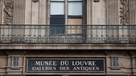 Polícia francesa prende dois suspeitos do roubo milionário no Louvre Polícia francesa prende dois suspeitos do roubo milionário no Louvre