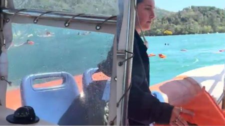 Embarcação naufraga na Angra dos Reis com 21 pessoas a bordo Embarcação naufraga na Angra dos Reis com 21 pessoas a bordo