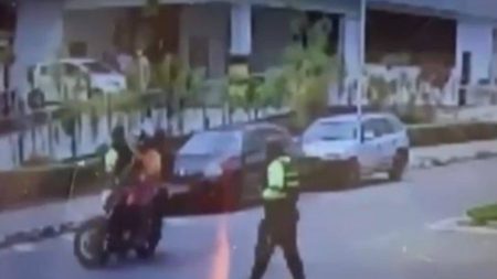 Agente de trânsito é flagrado agredindo motociclista em Amargosa-BA Agente de trânsito é flagrado agredindo motociclista em Amargosa-BA