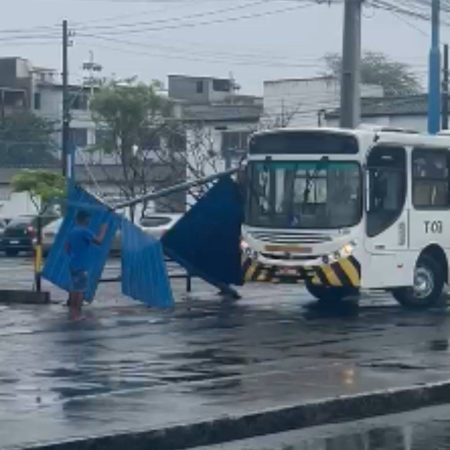 VÍDEO: Motorista em treinamento derruba ponto de ônibus e foge na Ribeira