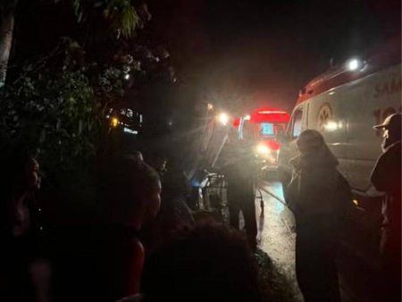 Ônibus tomba na BR-101 e deixa passageiros feridos