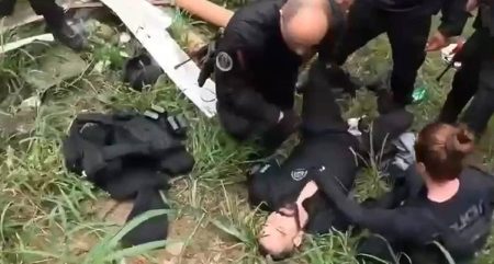 Delegado é baleado na perna durante megaoperação no RJ Delegado é baleado na perna durante megaoperação no RJ