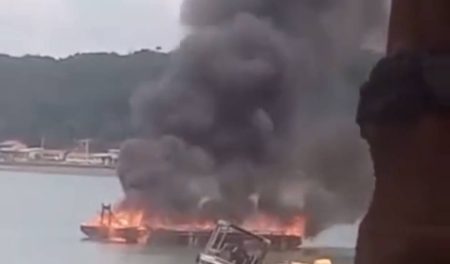 Balsa pega fogo em Madre de Deus e deixa um homem ferido