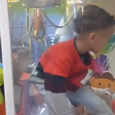 Criança de 4 anos entra em máquina de bichos de pelúcia