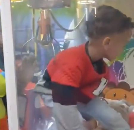 Criança de 4 anos entra em máquina de bichos de pelúcia Criança de 4 anos entra em máquina de bichos de pelúcia