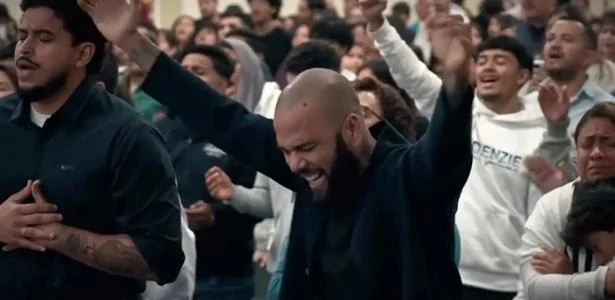 Daniel Alves reaparece em igreja na e assume nova fase como pregador