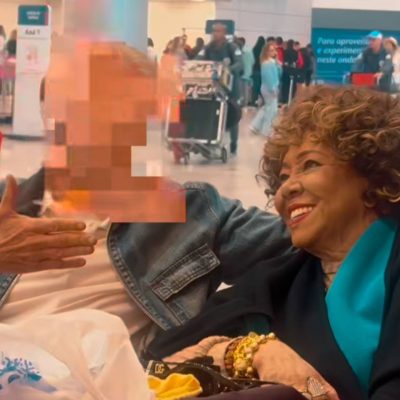 VÍDEO: Alcione é confundida com Elza Soares por fã em aeroporto e reage com bom humor Alcione é confundida com Elza Soares por fã em aeroporto e reage com bom humor