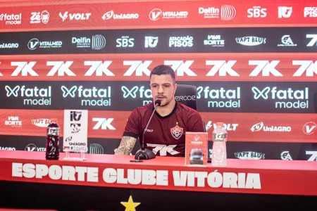 “Não é que todo mundo é mau jogador”: Kayzer defende elenco do Vitória após eliminação