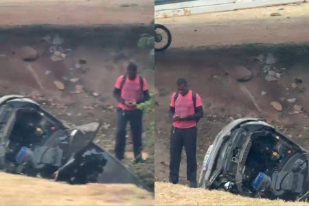 VÍDEO: Carro capota e despenca em ribanceira na LIP em Salvador