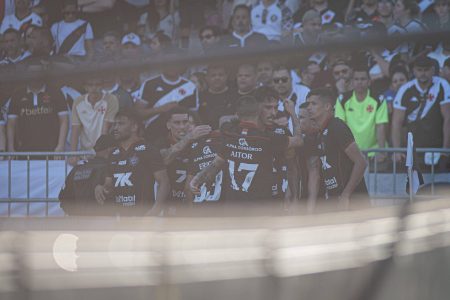 Vitória sofre gol nos acréscimos e é derrotado pelo Vasco