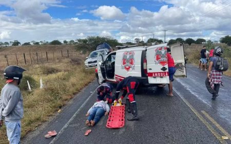 Duas mulheres ficam feridas após mesa cair de caminhonete e atingir moto na BA-411