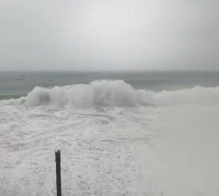 Altas ondas e ventos fortes atingem a Praia do Porto da Barra durante tempestade em Salvador