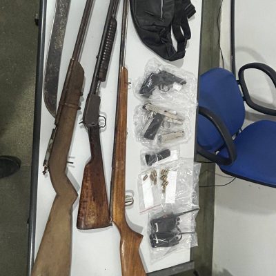 Três suspeitos de homicídio são presos após confronto com a PM em Itamaraju Três suspeitos de homicídio são presos após confronto com a PM em Itamaraju