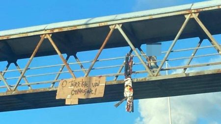 Organizada do Vitória é ameaçada com bonecos pendurados em passarelas antes do Ba-Vi