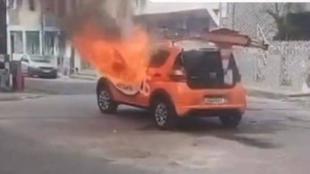 Criminosos roubam e incendeiam carro de empresa de internet em Salvador