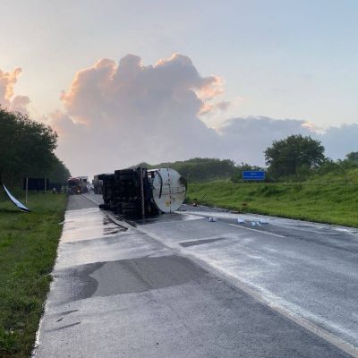 Acidente com caminhão-tanque interdita trecho da BR-324 em Amélia Rodrigues