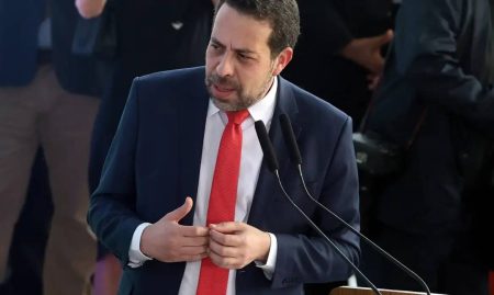 “Está traindo a pátria”, diz Guilherme Boulos sobre Flávio Bolsonaro