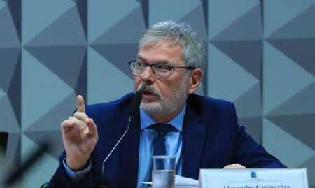 Ex-diretor do INSS nega relação com políticos em depoimento à CPMI Ex-diretor do INSS nega relação com políticos em depoimento à CPMI