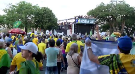 Bolsonaristas fazem ato por anistia a Bolsonaro e condenados na Esplanada dos Ministérios