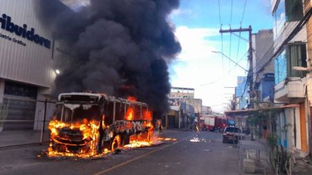 Ônibus pega fogo no bairro do Uruguai e deixa via interditada