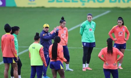 Seleção brasileira inicia treinos na Inglaterra para amistosos na Europa
