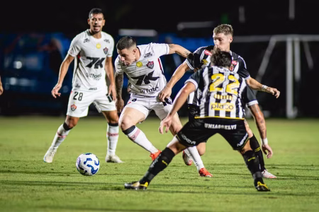Santos e Vitória duelam em confronto direto contra o rebaixamento