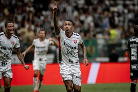 Alerrandro é indicado ao Prêmio Puskás 2025 por golaço marcado pelo Vitória