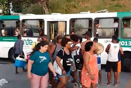 Ônibus sofrem vandalismo e invasão de passageiros sem pagar tarifa em Salvador