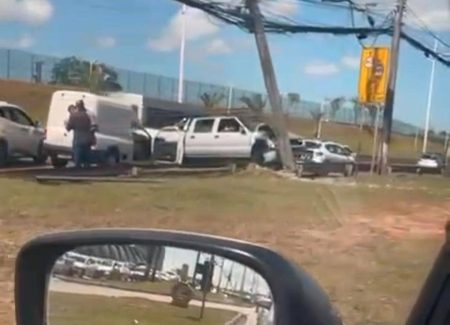 VÍDEO: Acidente entre dois carros deixa poste danificado na Avenida Paralela