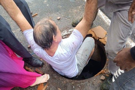 VÍDEO: Idoso cai em bueiro aberto no centro de Salvador