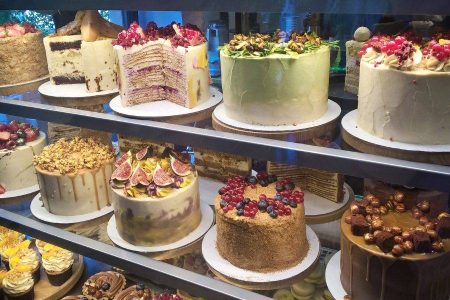 Anvisa suspende quatro marcas de glitter usadas em confeitaria por presença de plástico