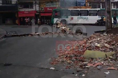 VÍDEO: Protesto é registrado após operação da Semop em Tancredo Neves