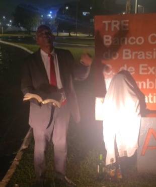 VÍDEO: Deputado Isidório cobre escultura no CAB e gera polêmica nas redes sociais