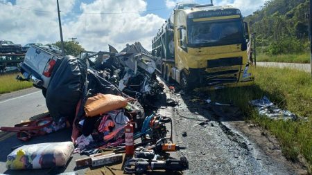 VÍDEO: Colisão frontal na BR-101 deixa um morto e um gravemente ferido na manhã de sábado (15)