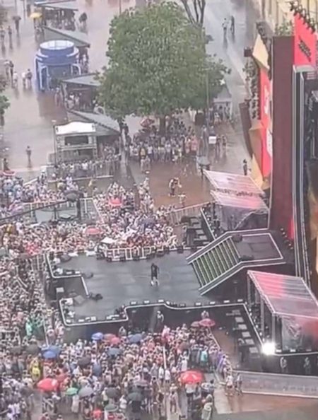 Chuva não impede multidão de acompanhar gravação do DVD de Léo Santana