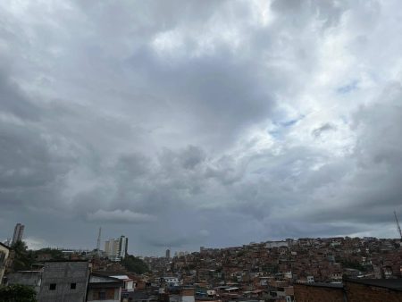 Frente fria muda o tempo em Salvador e provoca alerta de chuva forte