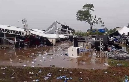 Rajadas de vento derrubam estrutura metálica e deixam um morto e 40 feridos em festa universitária