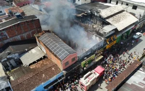 Incêndio de grande proporção destrói lojas no centro de Ubatã na Bahia