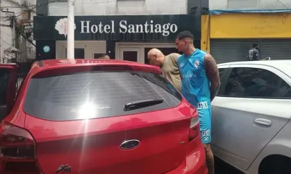 Zagueiro do Galícia presta depoimento após prisão em flagrante por suspeita de estupro