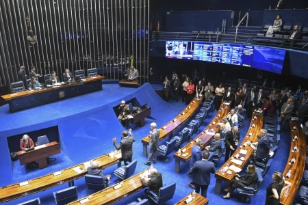 Alcolumbre critica votação de propostas sobre novos pisos salariais: ‘Brasil comporta isso?’