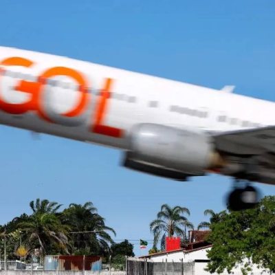Avião Gol decolando