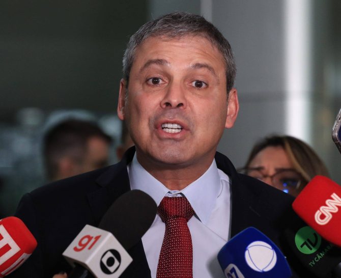 Após carta a Flávio, deputado solicita revogação da prisão domiciliar de Bolsonaro