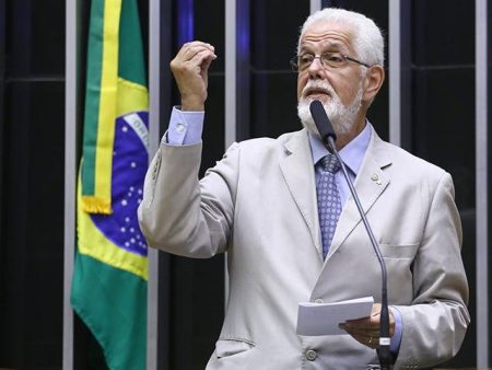 Solla diz que PT tem “problema bom” para o Senado e ironiza falta de nomes da oposição
