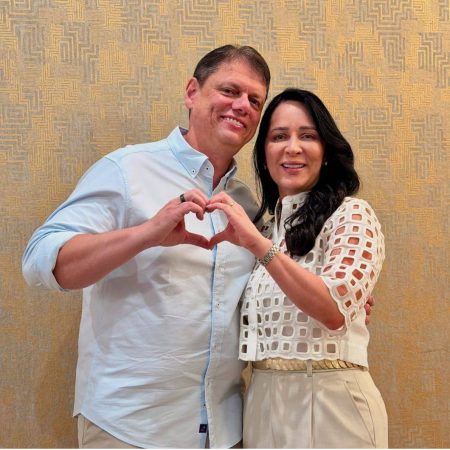 Tarcísio curte comentário da esposa que pediu “novo CEO” para o Brasil; veja