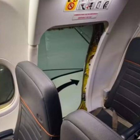 Homem é retirado de voo após danificar saída de emergência em aeronave