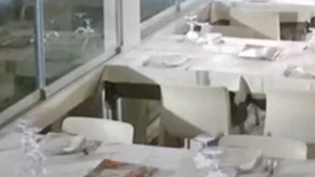 Água do mar invade restaurante à beira-mar após forte ressaca